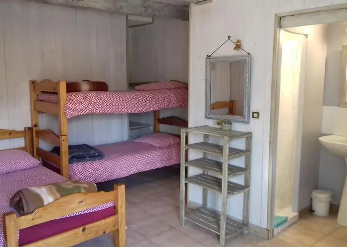 Les Granges Dans Ferme Provencale. 14 Pers