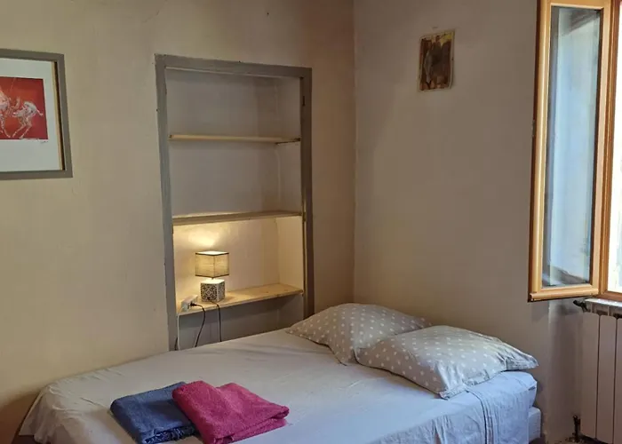 Les Granges Dans Ferme Provencale. 14 Pers * Ongles