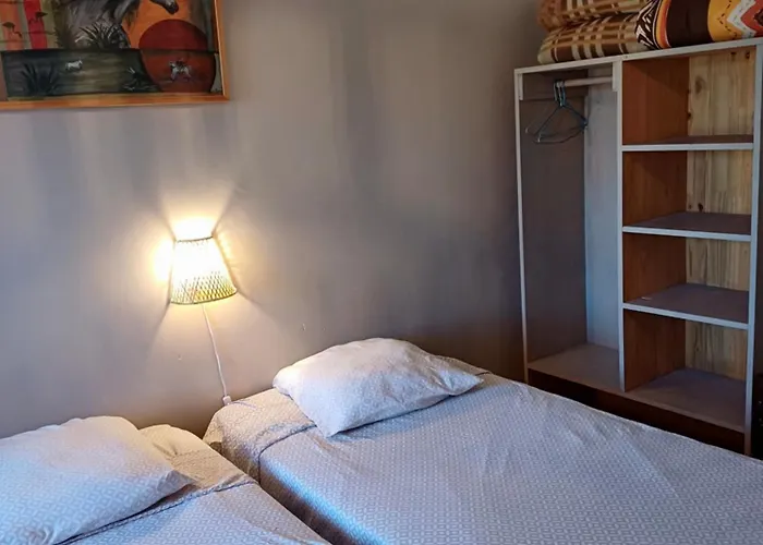 Les Granges Dans Ferme Provencale. 14 Pers * Ongles