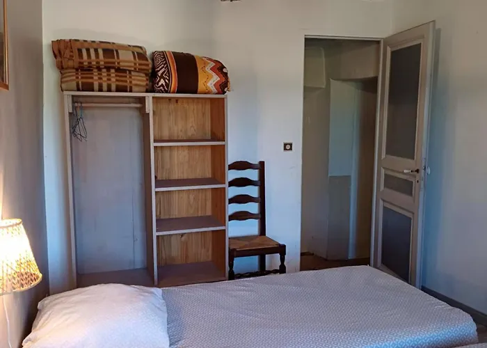 Les Granges Dans Ferme Provencale. 14 Pers * Ongles