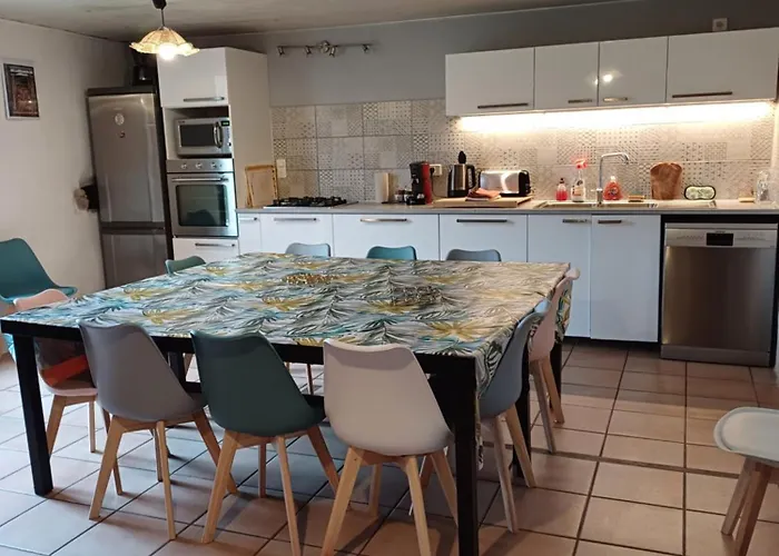 Les Granges Dans Ferme Provencale. 14 Pers