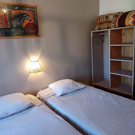 Les Granges Dans Ferme Provencale. 14 Pers * Ongles