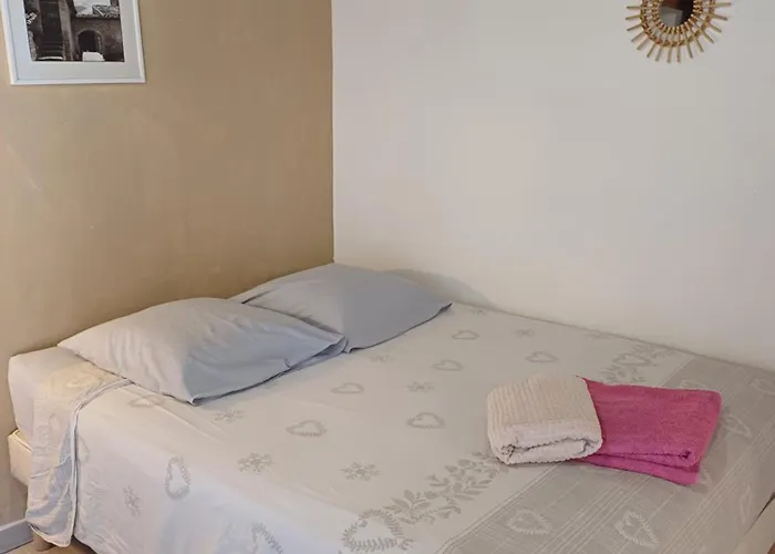 Les Granges Dans Ferme Provencale. 14 Pers